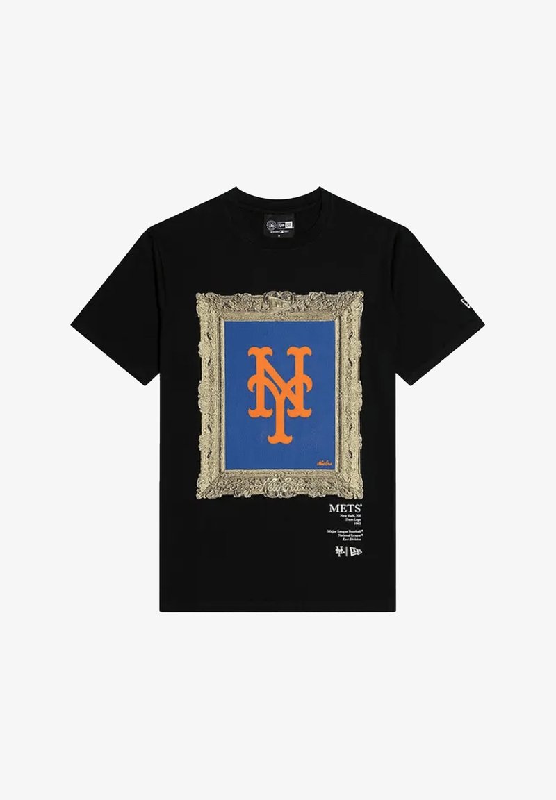 Schwarzes Baumwoll-T-Shirt mit einem kunstvollen goldenen Rahmen-Design und einem orangen "NY"-Logo auf blauem Hintergrund. Enthält Markentext am unteren Rand.