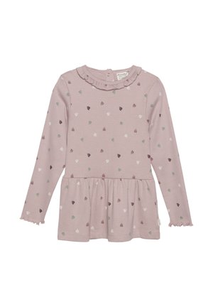 Langermet kjole i myk lys rosa stoff med en volangkrage og hjerte mønster i grønn, burgunder og hvit. Har en peplum-bunn.