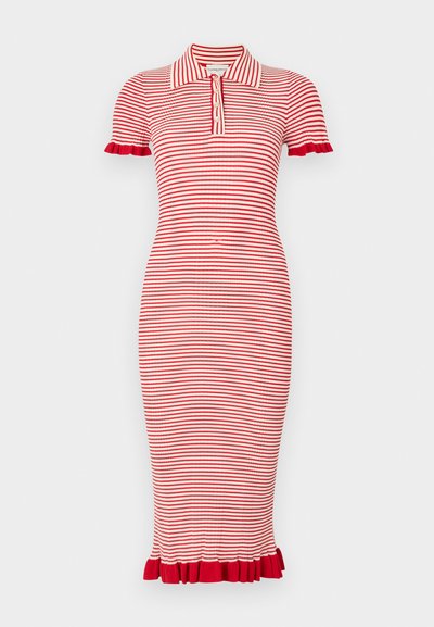 Punainen ja valkoinen raidallinen polo-mekko lyhyillä hihoilla, jossa on ribbitekstuuri ja röyhelökoristeet hihoissa ja helmassa. Viiden napin nappilista.