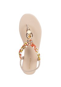 Beige platte sandaal met meerkleurige gevlochten banden en gouden metalen ringen en kraaldetails op een witte achtergrond.