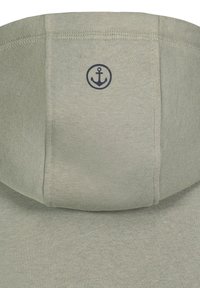 Lichtgroene hoodie met een zachte textuur. Kenmerken zijn een capuchon met trekkoord en een klein marineblauw ankerlogo op de nek aan de achterkant.