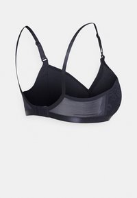 Sutiã preto com alças ajustáveis em cetim, uma textura suave e um padrão subtil de um lado. Fecho de gancho e olho nas costas.