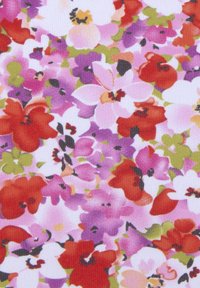 Un tissu floral présente un fond blanc avec des fleurs rouges, roses et violettes  éclatantes, rehaussées par un feuillage vert et des formes de pétales variées.