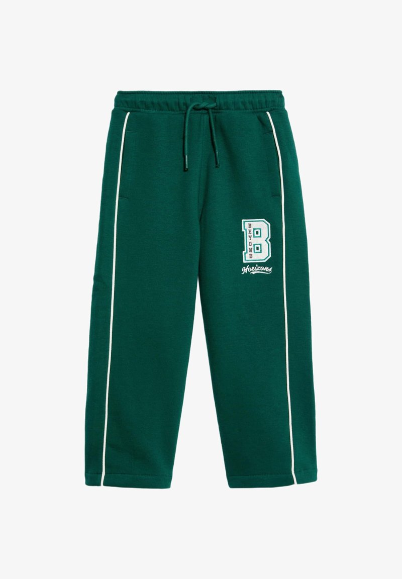 Groene sweatpants van zachte stof, met witte zijkanten, een tailleband met trekkoord en een decoratieve "B"-logo aan de linkerkant.