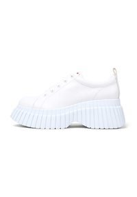 Sneaker bianca con punta arrotondata e suola piatta spessa e rigata di un blu chiaro; presenta occhielli e una piccola linguetta sul tallone.