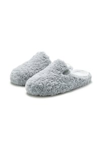 Pelēki, pūkaini čības ar teksturētu audumu, atvērtu aizmuguri un nelielu logotipa birku sānos; mīksts, luksusa materiāls ērtībai.