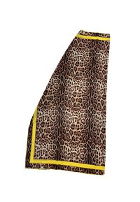 Bufanda de estampado de leopardo con una textura suave, en tonos marrón claro y manchas oscuras, con un bordado amarillo brillante en los bordes.