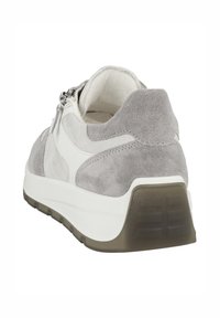 Šedobílá teniska se svrchním dílem z semiše, s texturovanými akcenty a silnou bílou podrážkou se šedým vzorkem, vybavená zipem na boku.