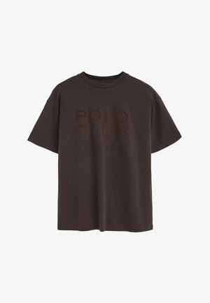 T-shirt a maniche corte marrone scuro in cotone, con una stampa "POLO CLUB" leggermente in rilievo in una tonalità abbinata sul davanti.