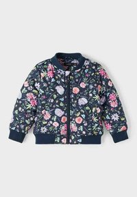 Floral bomberjack in marineblauw met een rits aan de voorkant. Bevat roze en witte bloemen, ribgebreide manchetten en zoom, en een ronde kraag. Lichtgewicht stof.