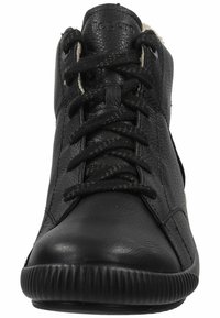 Baskets montantes noires avec un dessus en cuir texturé, bout rond, lacets noirs, doublure douce et semelle en caoutchouc avec des détails nervurés.