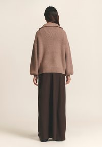 ST MRLO Svetrík - dusty brown