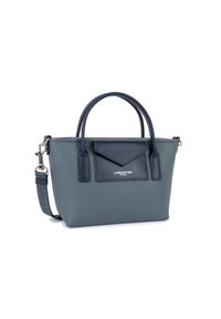 Petit sac à main en cuir gris avec une finition texturée, accents navy, poignées doubles et bandoulière amovible. Comprend une poche à rabat à l'avant.