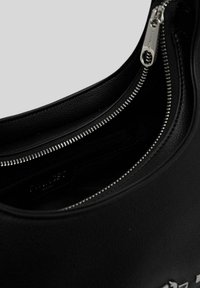 Borsa a tracolla in pelle nera con una texture liscia, dotata di chiusura con zip superiore e hardware in tonalità argentata. L'interno include una piccola tasca con zip.