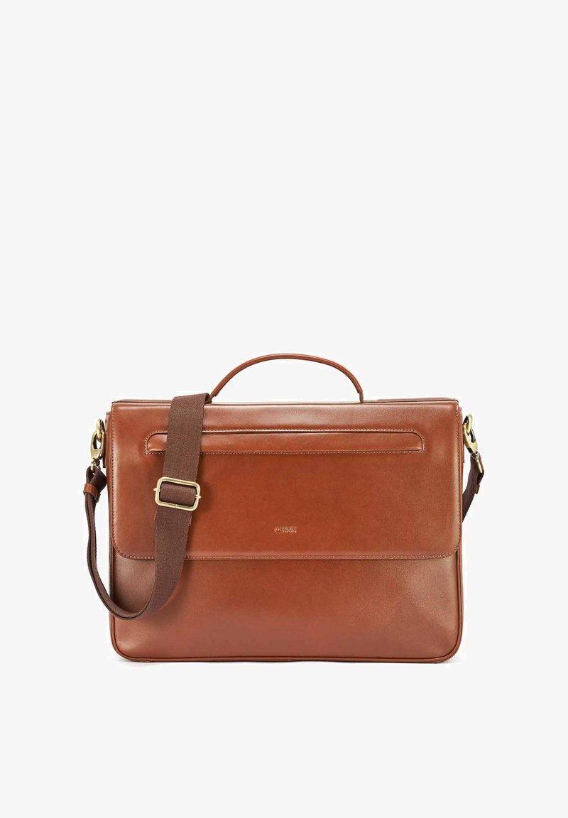 Brązowa skórzana teczka z górnym uchwytem i regulowanym paskiem na ramię. Charakteryzuje się gładką teksturą oraz przednią kieszenią o eleganckim designie.