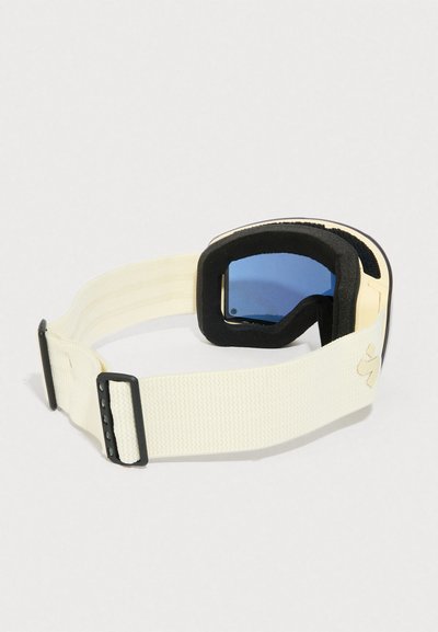 Óculos de esqui com lentes tintadas de azul, almofada de espuma preta e alça elástica ajustável bege com fivela preta e pequeno logótipo.
