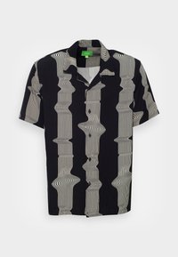 Camicia nera a maniche corte con motivo a onde bianche, caratterizzata da scollo con colletto e chiusura con bottoni. Tessuto leggero con vestibilità comoda.