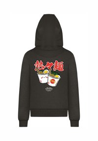 Felpa con cappuccio grigia scura, dotata di una grande grafica sul retro che presenta tazze di noodle in stile cartone animato, testo rosso e un sorriso dettagliato.