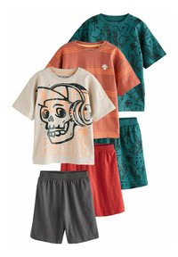 Set med tre t-shirts med kort ärm i beige, orange och teal, prydda med grafik, ihop med grå och röda shorts, allt i mjukt tyg.