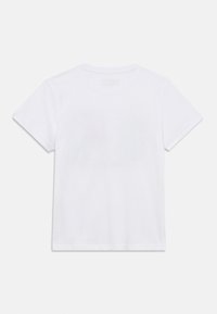 Λευκό βαμβακερό μπλουζάκι με στρογγυλή λαιμόκοψη, κοντά μανίκια και ίσιο τελείωμα, με απλή, λεία υφή και χωρίς ορατά σχέδια ή γραφικά.