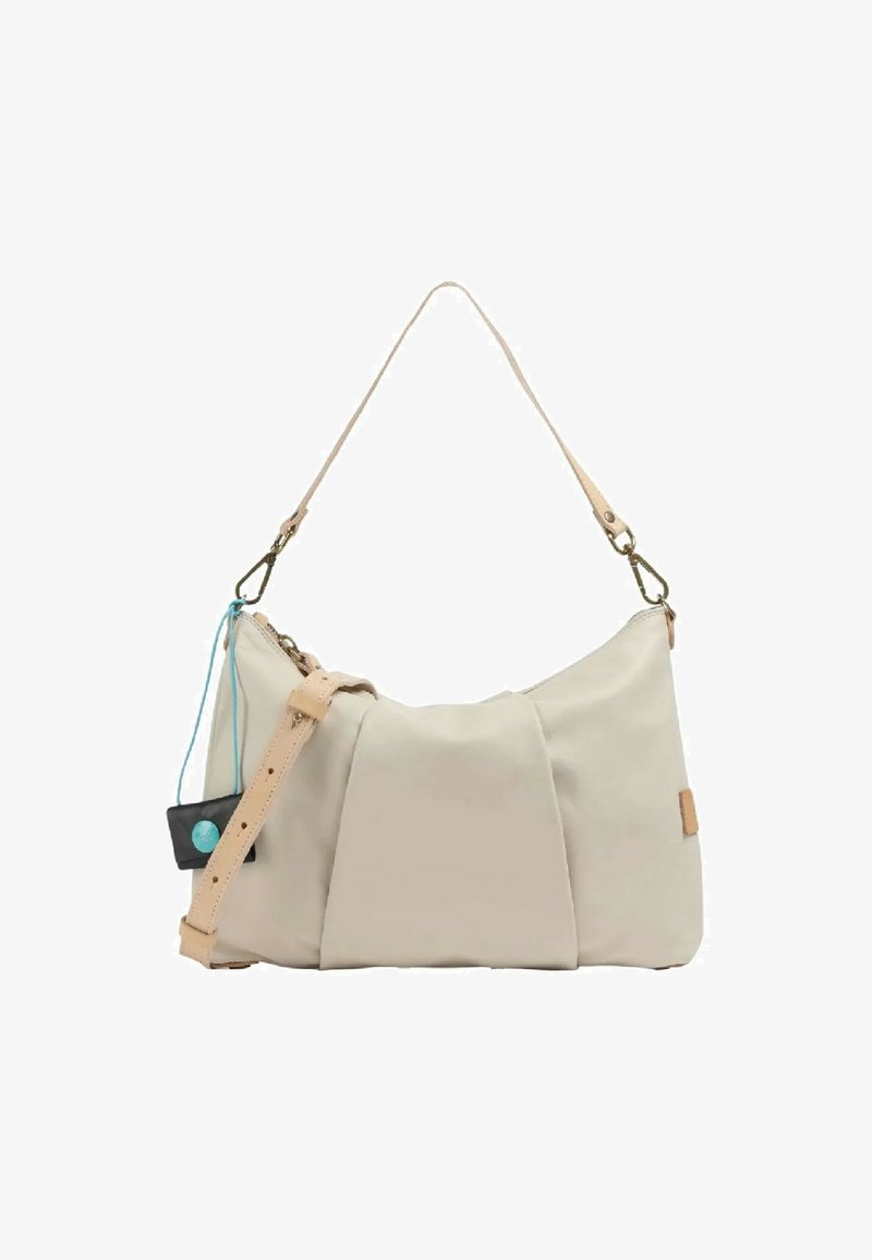 Borsa in tessuto beige con una forma morbida e strutturata, manici in pelle e un piccolo etichetta nera con un accento blu. Presenta un design minimalista.