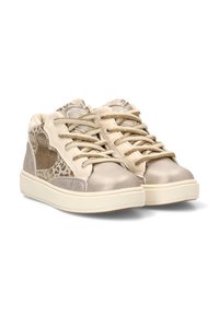 Zapatillas altas beige y doradas metalizadas con estampado de leopardo y detalles de corazón brillante, cordones beige y suelas gruesas blancas.