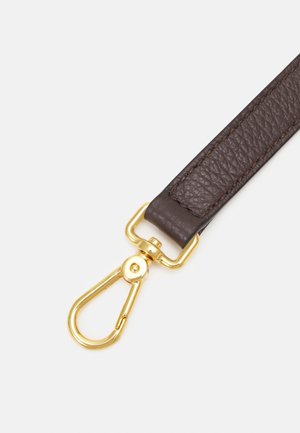 Bracelet en cuir brun foncé avec surface texturée attaché à un fermoir pivotant en métal doré brillant sur fond blanc.