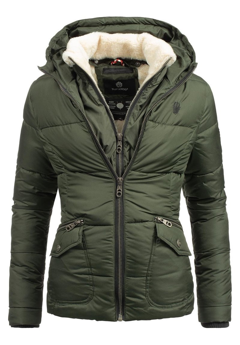 Giacca verde espansa con cappuccio foderato in pelliccia sintetica, due tasche frontali con zip e chiusura a zip visibile. Materiale leggero con dettagli trapuntati.