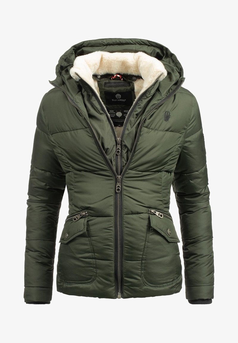 Giacca verde espansa con cappuccio foderato in pelliccia sintetica, due tasche frontali con zip e chiusura a zip visibile. Materiale leggero con dettagli trapuntati.