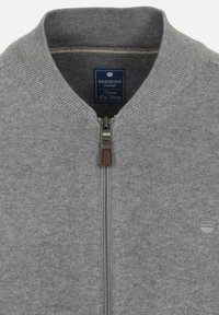 Grauer Strickzipper mit geripptem Kragen, ausgestattet mit einem Metall-Reißverschluss und einem Lederzieher sowie einem kleinen Logopatch auf der linken Seite.