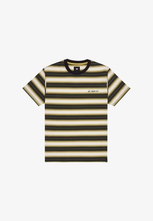 Lyhythihainen T-paita, jossa on vihreitä, keltaisia ja valkoisia vaakaraitoja. Musta resorikaulus ja pieni logo nurkassa.