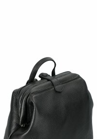 Zwarte leren rugzak met een gestructureerd oppervlak, een bovenhandvat en een ritssluiting. Kenmerkt zich door een gestructureerd ontwerp en een strakke, minimalistische afwerking.