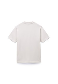 Hellbeiges Baumwoll-T-Shirt, kurze Ärmel, Rundhalsausschnitt, glatte Textur, unifarbener Rücken ohne sichtbare Muster oder Designs.