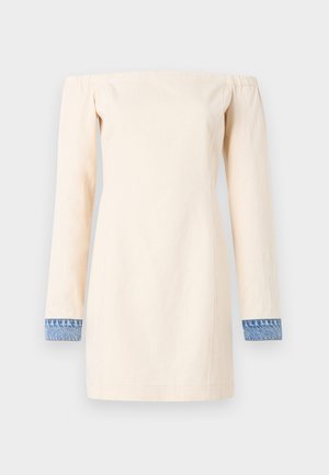 Abito off-the-shoulder in cotone crema, con maniche lunghe e polsini in denim. Silhouette semplice con taglio dritto, lunghezza a metà coscia.