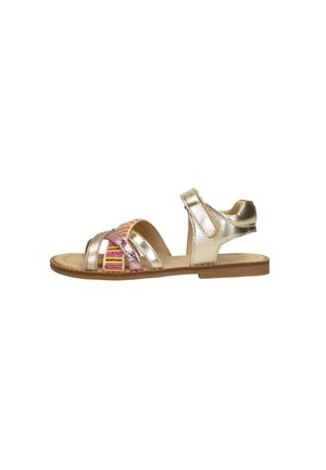 Open sandaal voor kinderen met metalen gouden bandjes, roze en gele geweven accenten, klittenband sluiting bij de enkel en een platte beige zool.