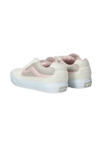 Zapatillas de lona blancas con acentos de ante rosa. Diseño de bajo, suela de goma y tejido texturizado. Presenta el clásico logo de la franja lateral de Vans.