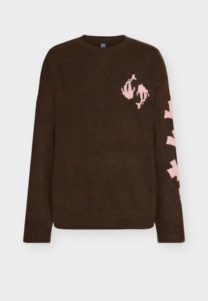 Camisola castanha com gola redonda, com motivos gráficos cor-de-rosa no peito e na manga esquerda. Textura suave e corte descontraído.