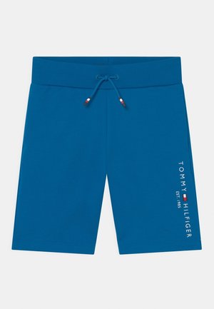 Blå knælange shorts med ribbet elastisk linning, snøre og lodret Tommy Hilfiger-logo på venstre ben. Ingen personer synlige.