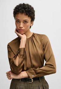 BOSS Blus - open brown nine
