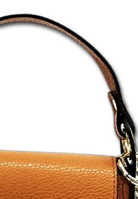 Tan leren handtas met een getextureerde afwerking, voorzien van een zwart accent handvat en gouden hardware bevestiging.