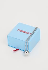 Collar de plata con un colgante redondo y brillante, presentado junto a una caja azul claro con la marca roja "Fiorucci" y una cinta roja.