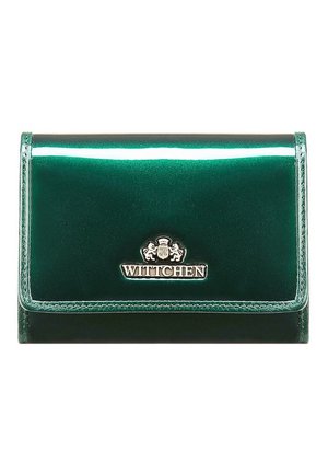 Grünes Lackleder-Wallet mit hochglänzender Oberfläche, versehen mit einem silbernen Logo und Akzenten, rechteckiger Form und umrandeten Kanten.