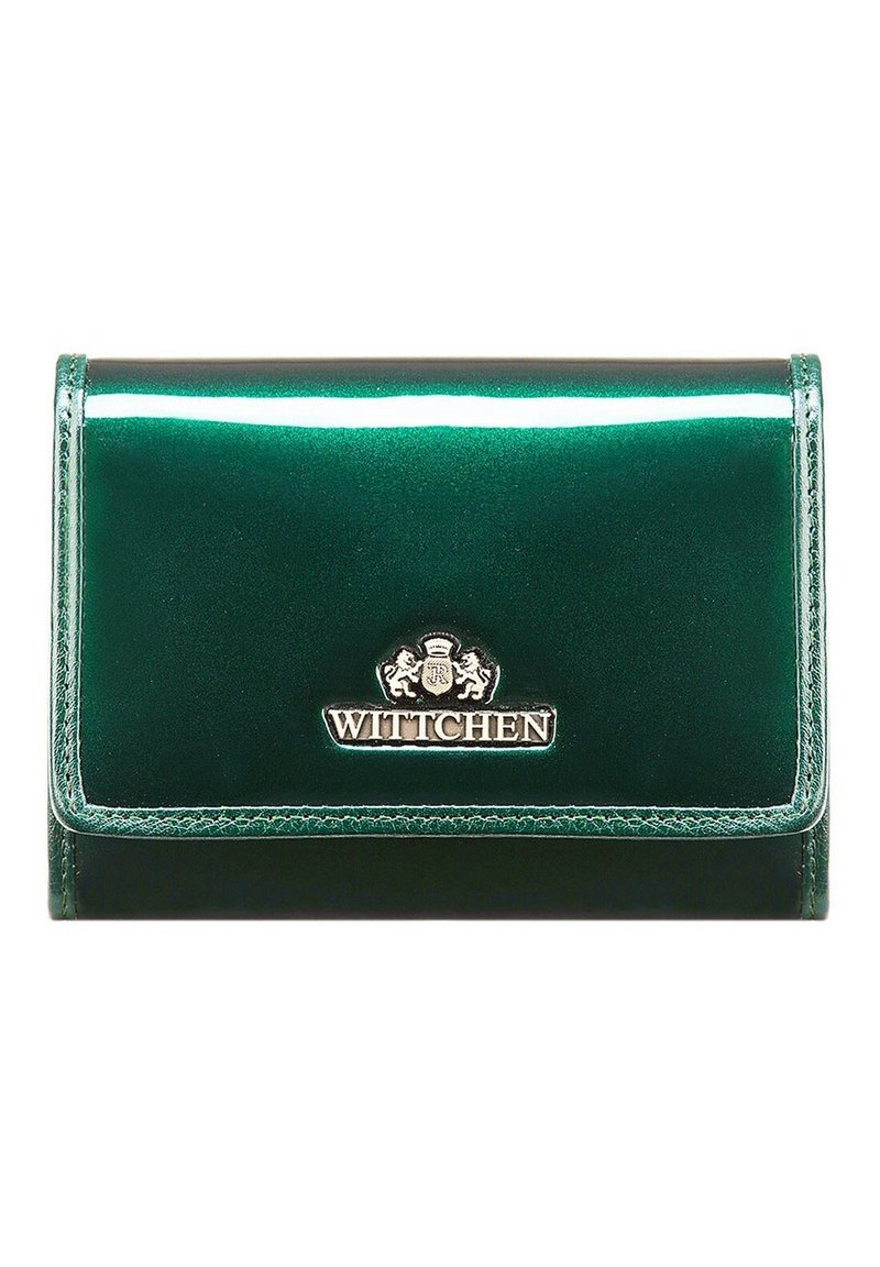 Portefeuille en cuir verni vert avec une finition brillante, présentant un logo et des accents argentés, de forme rectangulaire et des bords bordés.
