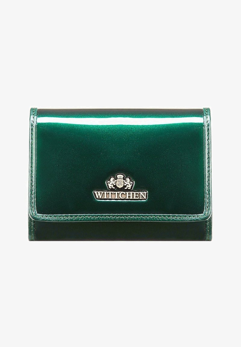 Zielony portfel z lakierowanej skóry, o błyszczącym wykończeniu, z srebrnym logo i akcentami, prostokątny kształt oraz wypukłe krawędzie.