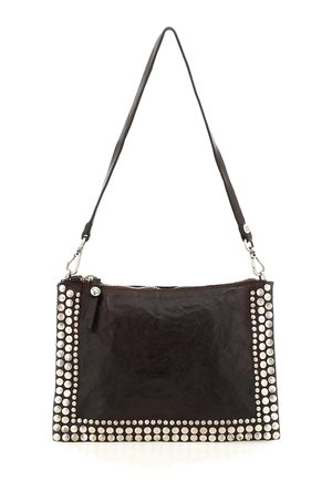 Sac d'épaule en cuir noir avec des clous argentés soulignant les bords et une fermeture supérieure zippée.