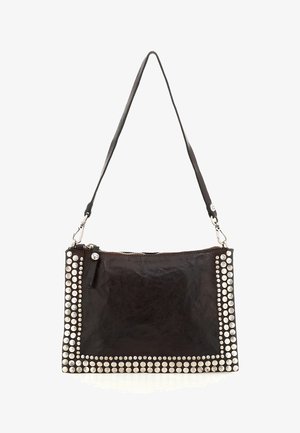 Borsa a tracolla in pelle nera con borchie d'argento che delineano i bordi e una chiusura superiore con cerniera.