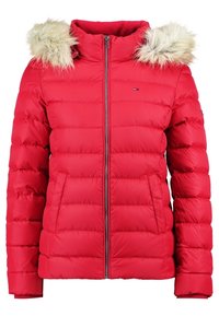 Czerwona kurtka puchowa z zamkiem z przodu, z futrzanym wykończeniem kaptura, ściągaczami przy rękawach, pikowanym wzorem i dwiema kieszeniami bocznymi.