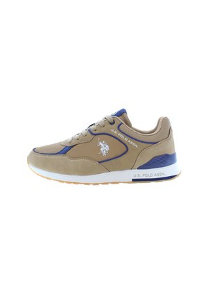 Sneaker vaale tan aur neele rang ke, jo mesh aur suede se bane hain, isme ek safed midsole, rubber outsole, aur side par U.S. Polo Assn. ka branding hai.