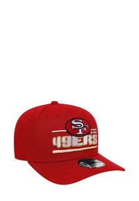 Rote Mütze mit dem Logo der San Francisco 49ers und gesticktem Text. Strukturiertes Design mit einem gebogenen Schirm und einer soliden Stofftextur.