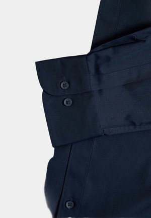 Marineblauwe shirt met een gladde textuur, voorzien van twee met knopen sluitbare manchetten en een op maat gemaakt ontwerp, dat de nadruk legt op strakke lijnen en kwaliteitsvakmanschap.